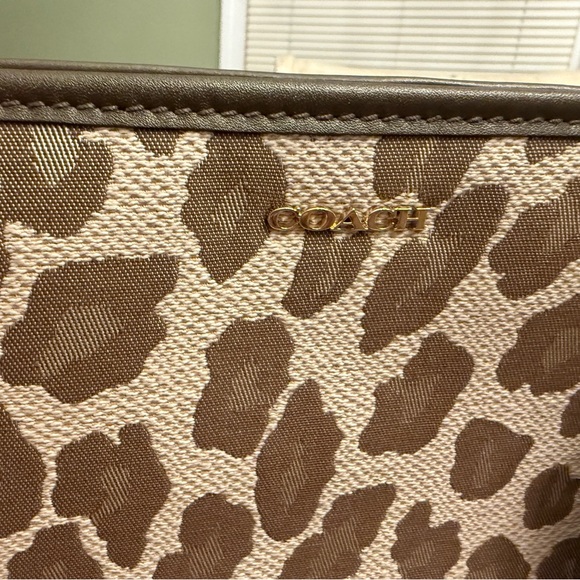 Coach light chestnut jaguar print canvas tote. NWT. - Picture 3 of 7